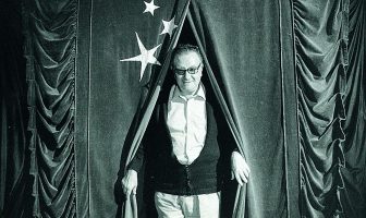 El repertori de teatre català Joan Brossa al rodatge del film 'Màgia a Catalunya' de Manuel Cussó-Ferrer (1983). Foto: Jaume Maymó