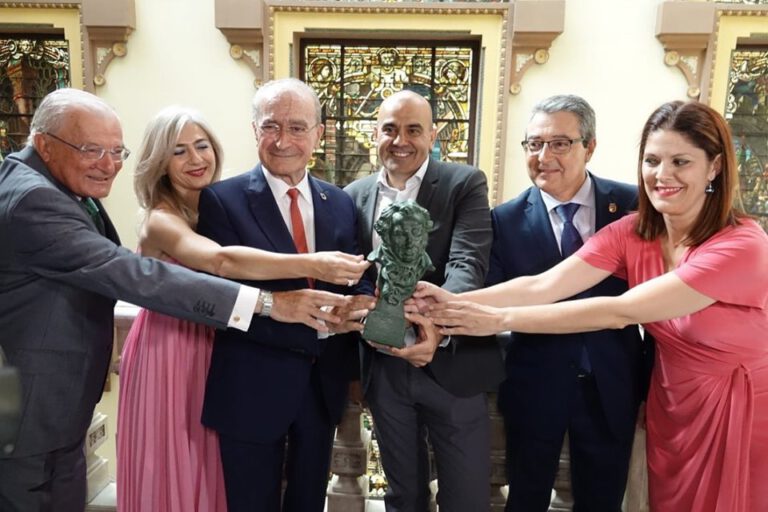 Els organitzadors dels Premis Goya 2020 amb l'estatueta