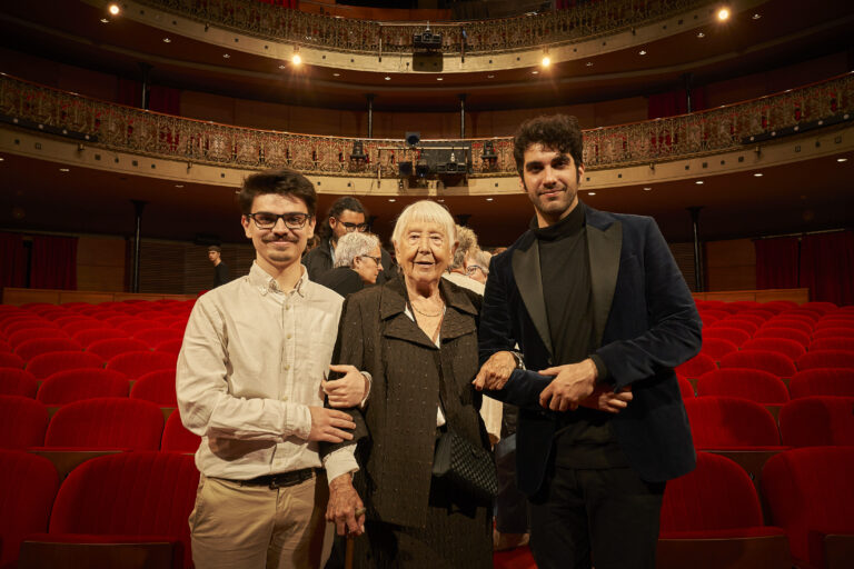 Els guanyadors del premi, Martí Alós (recerca) i Jaume Viñas (dramatúrgia), amb l'actriu Teresa Cunillé © David Ruano