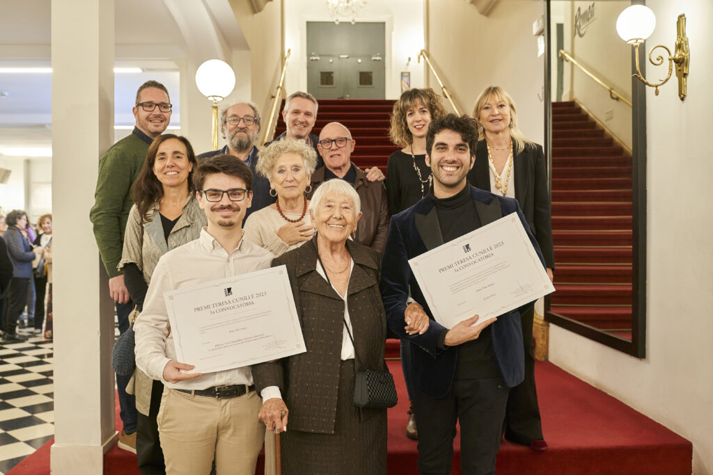 Fotografia de família amb el premiats, el jurat i Teresa Cunillé © David Ruano