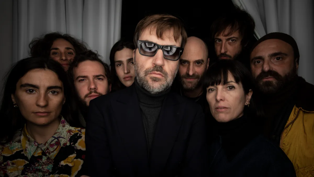 Foto de familia d'Andergraun Films, amb Albert Serra al centre i Montse Triola a la dreta © Santi Garcés