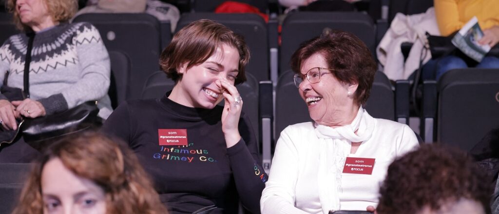 A través de parelles, el projecte social Grans Teatrerus propicia el vincel entre la gent gran i els joves com espectadors de teatre © Focus