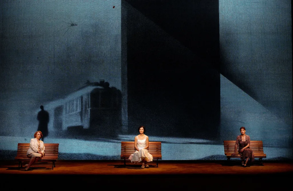 La plaça del Diamant, de Joan Ollé, amb Montserrat Carulla, Rosa Renom i Mercè Pons, el 2004 © Bitò