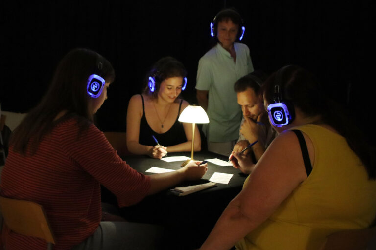 El FITT tanca la 12a edició amb un 93% d’ocupació i més de 6.200 espectadors Obra 'Allò pendent', de Marubo, al FITT 2025 © Eloi Tost