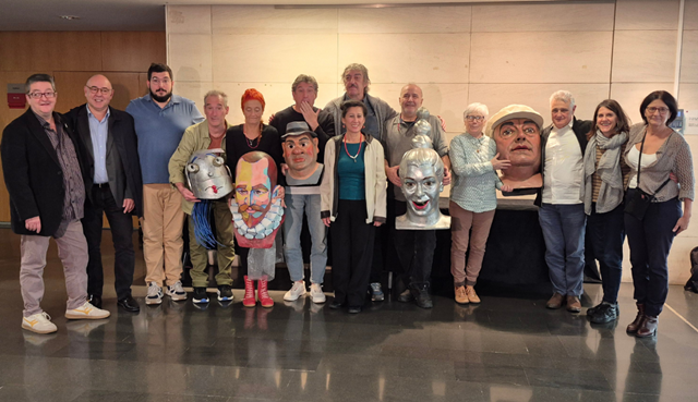 Alguns dels membres de Comediants que han acudit a l'acte de presentació del fons, junt amb autoritats de Diputació de Barcelona, Ajuntament de Canet i Institut del Teatre © MAE. Institut del Teatre