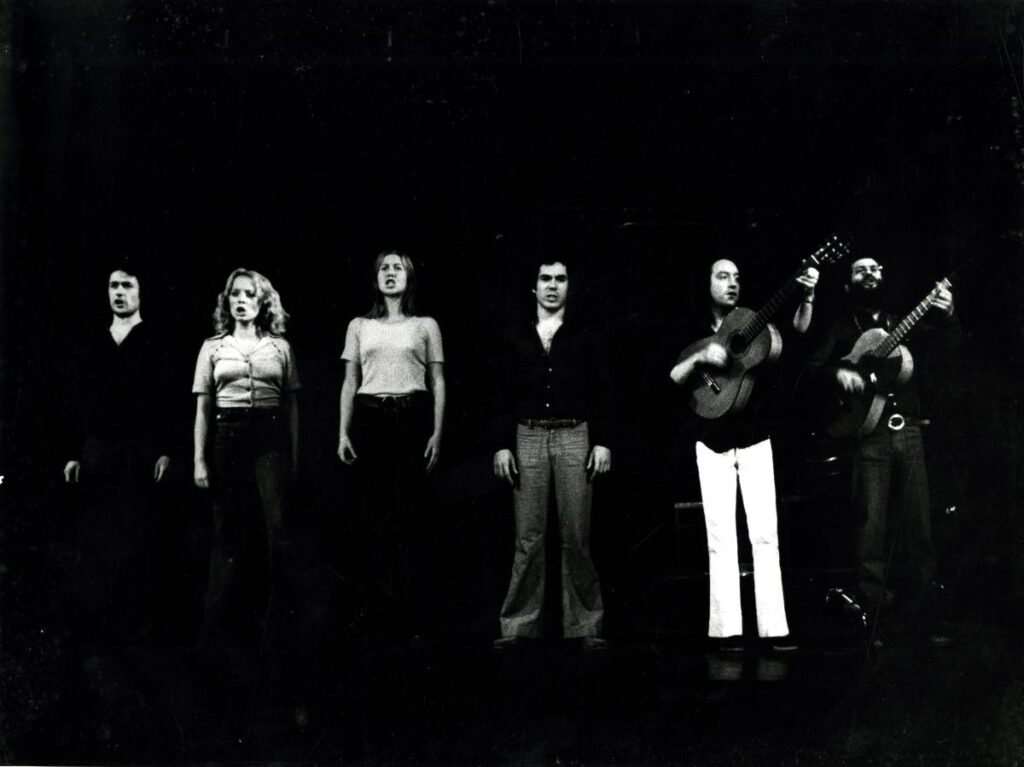 'Pueblo de España, ponte a cantar' (1975) © Fons Gonzalo Pérez de Oleguer / MAE 