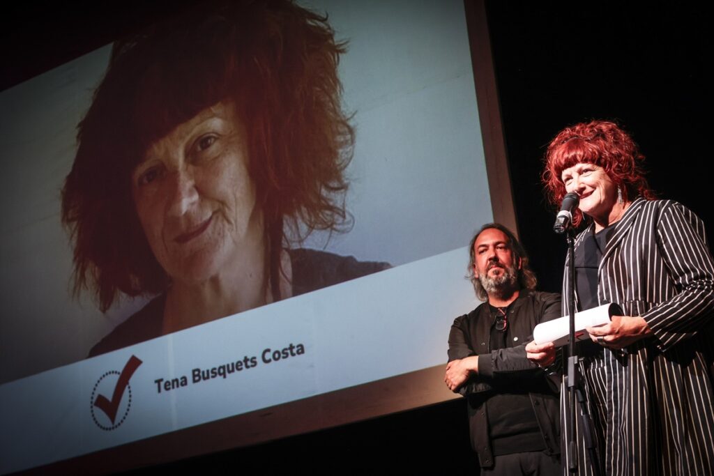 La premiada Tena Busquets i el crític Andreu Gomila Part del jurat dels Premis de la Crítica © Martí E. Berenguer