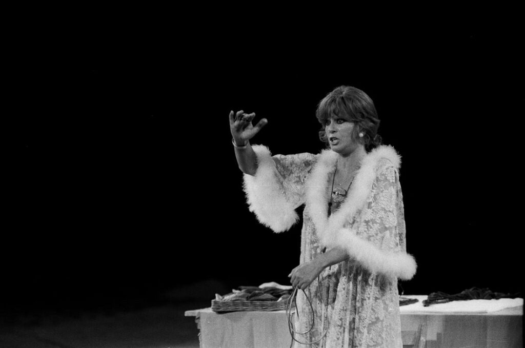 Franca Rame a Tutta casa, Letto e chiesa, de Dario Fo (1980) © Pau Barceló - MAE. Institut del Teatre