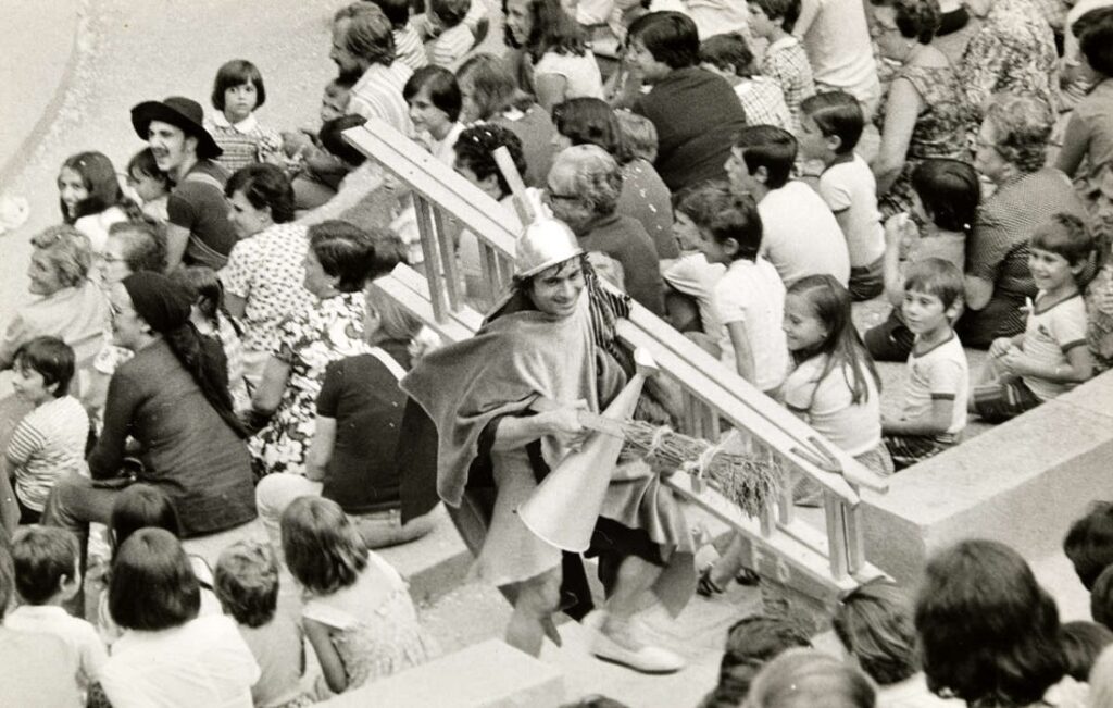 Joan Font a Plou i fa sol al Teatre Grec 1986 © Arxiu Comediants