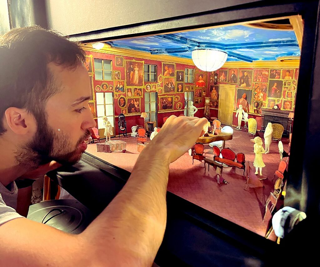 Marc Salicrú amb la maqueta d'El temps i els Conway (TNC, 2023)