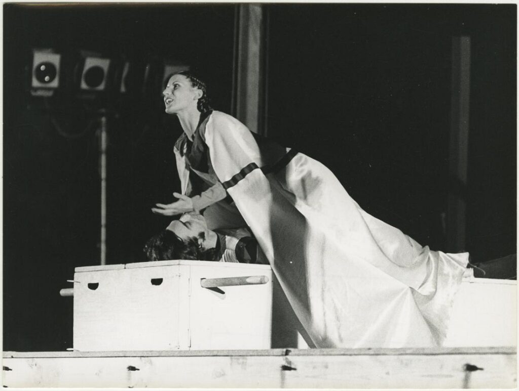 Muntsa Alcañiz al Tirant lo Blanc (1976) © Pau Barceló /MAE. Institut del Teatre
