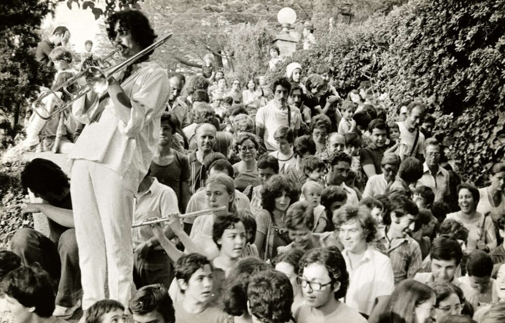 Plou i fa sol, de Comediants al Teatre Grec (1976) © Arxiu Comediants
