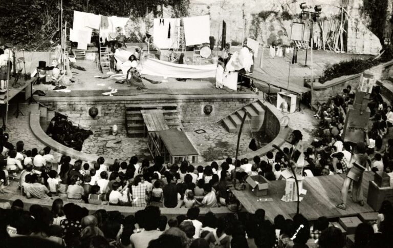 Plou i fa sol, de Comediants al Teatre Grec (1976) © Arxiu Comediants